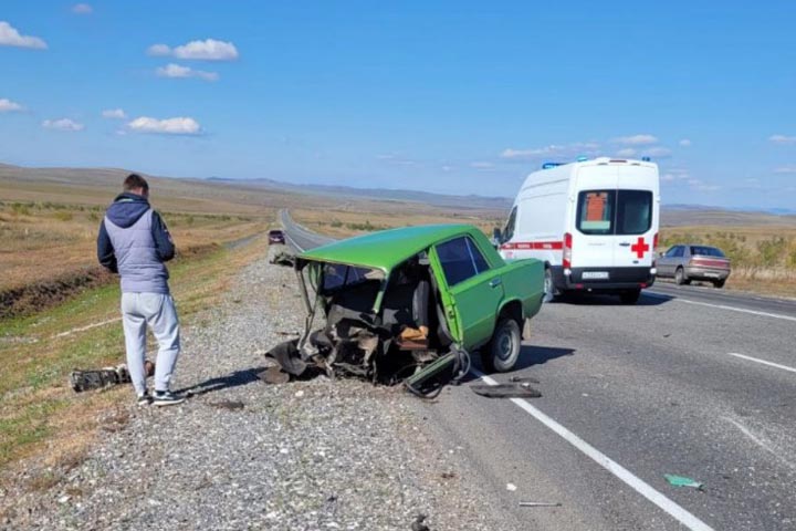 Шокирующие кадры с места страшного ДТП на трассе в Хакасии